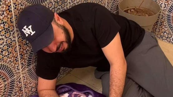 فنان مغربي يثير موجة انتقادات.. والسبب "جنازة لكلبه" لم تتم