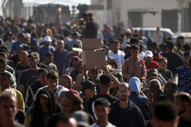 مشهد من توزيع المساعدات يوم 27 مايو 2025 في رفح جنوب غزة (أسوشييتد برس)