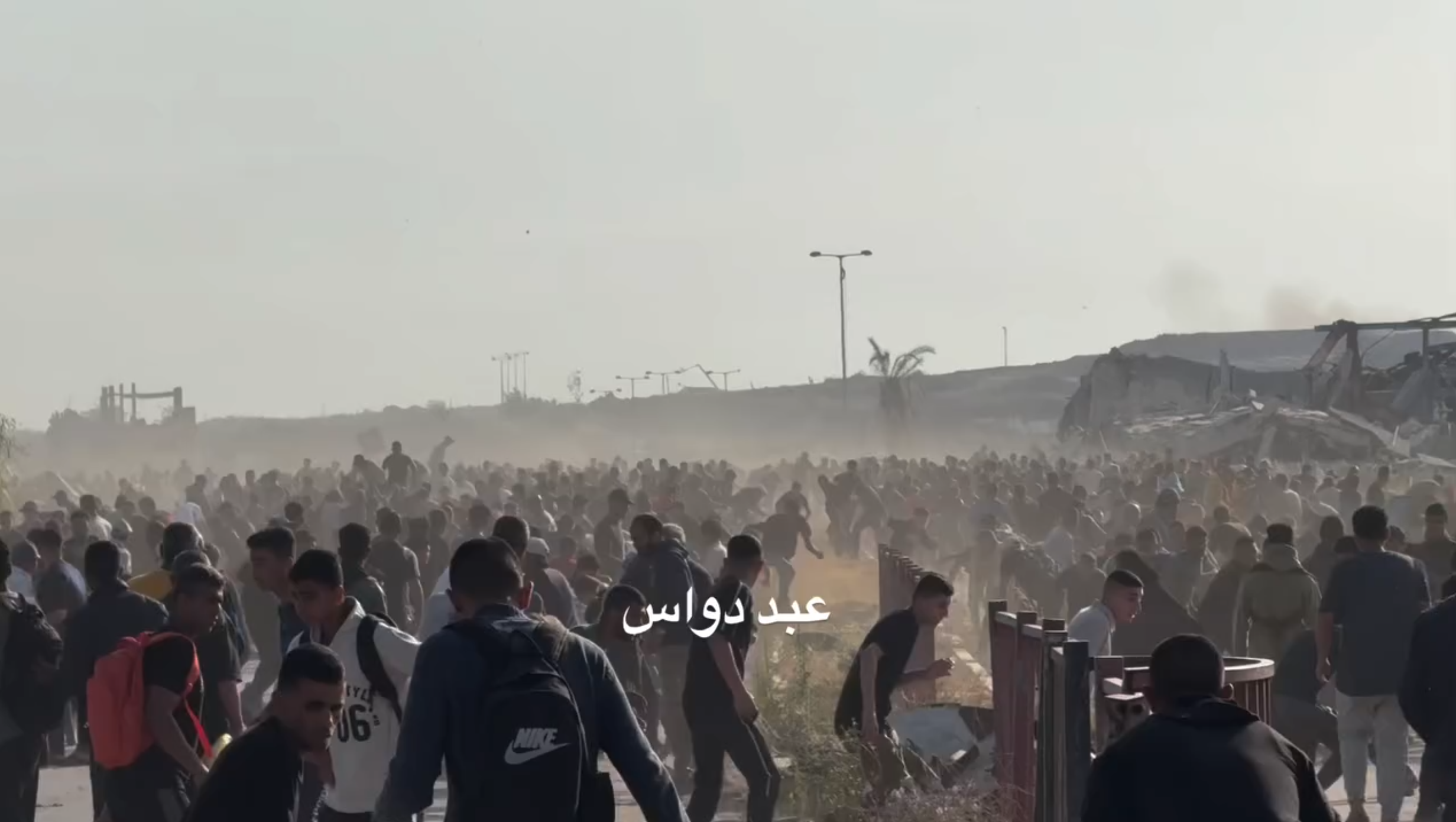 لحظة إطلاق الجيش الإسرائيلي النار تجاه الفلسطينيين قرب نقطة توزيع المساعدات 