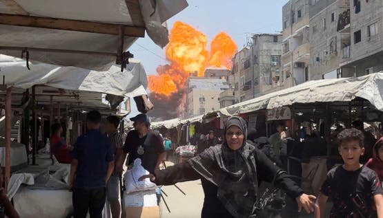 بناية سكنية تشتعل نتيجة غارة إسرائيلية في غزة - 1 يونيو 2025 رويترز