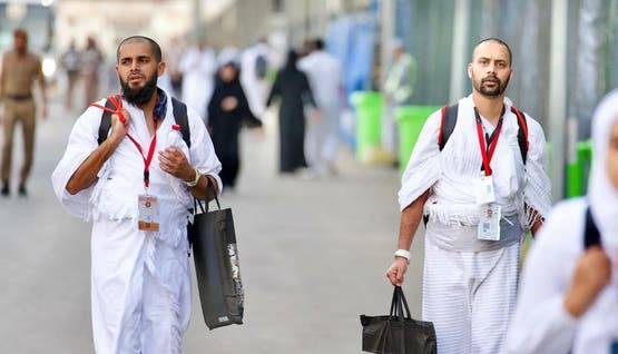 الحجاج  يتوافدون إلى منى