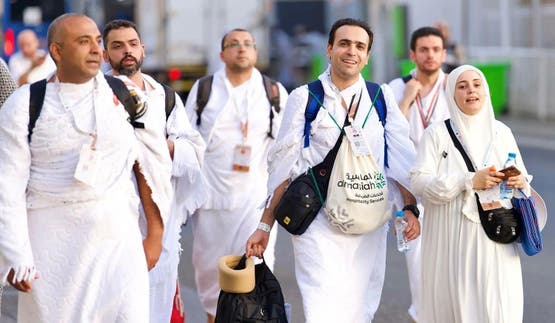 الحجاج يتوافدون إلى منى