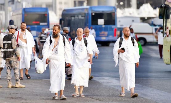 الحجاج يتوافدون إلى منى
