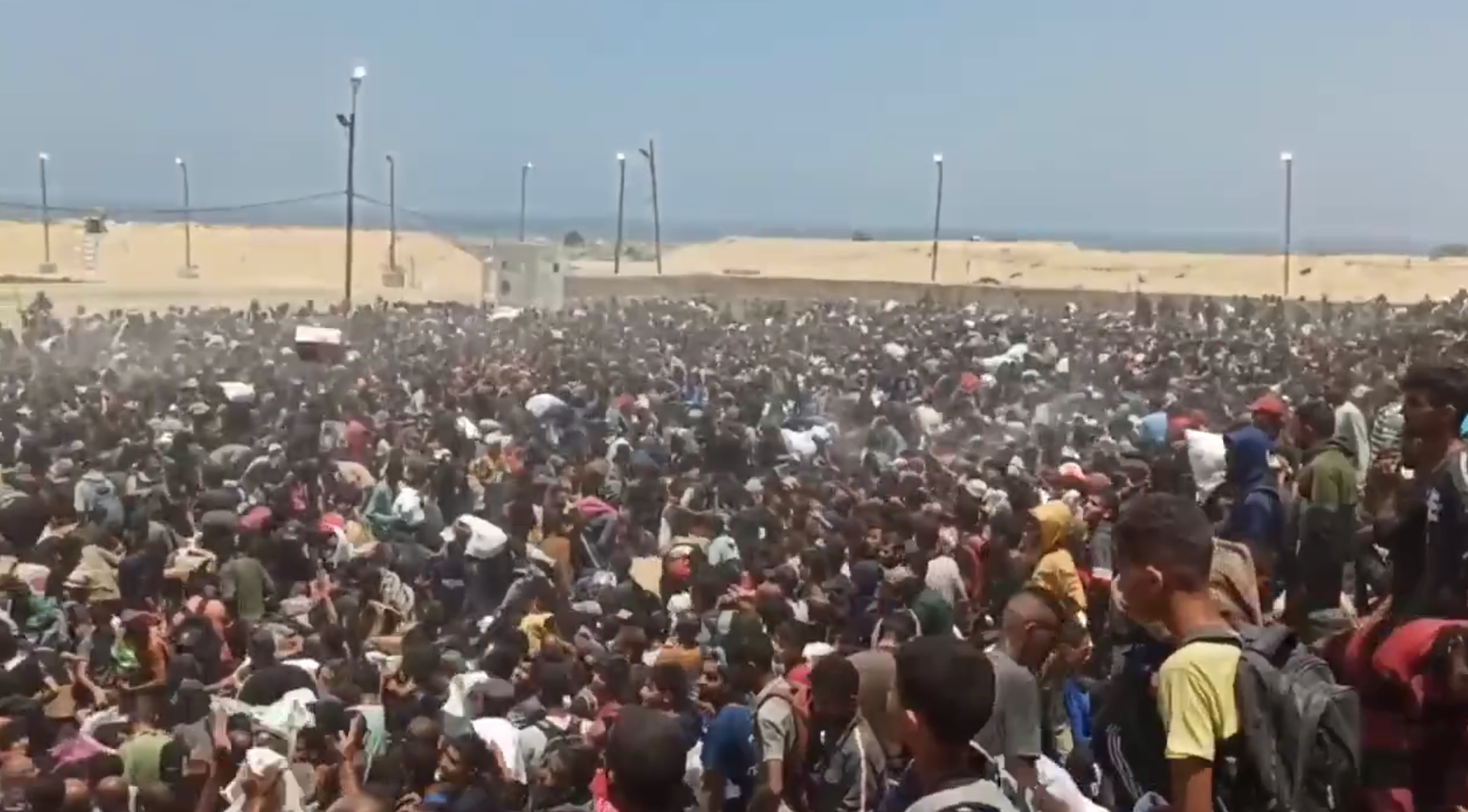 فيديو لآلاف الفلسطينيين لحظة حصولهم على المساعدات الغذائية من نقطة توزيع المواصي فيديو لآلاف الفلسطينيين لحظة حصولهم على المساعدات الغذائية من نقطة توزيع المواصي
