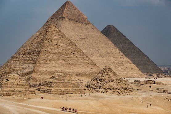 من اليسار إلى اليمين: أهرام منقرع وخفرع وخوفو (صورة من فرانس برس بتاريخ 4 نوفمبر 2022)