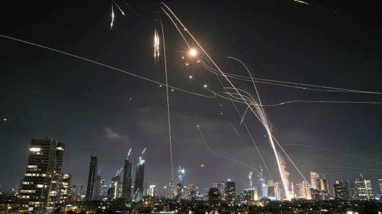 Το ισραηλινό σύστημα αεράμυνας Iron Dome εκτοξεύει πυρά για να αναχαιτίσει πυραύλους πάνω από το Τελ Αβίβ, Ισραήλ, 13 Ιουνίου 2025. (AP)