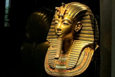 القناع الذهي للملك توت عنخ آمون معروضا في المتحف المصري بالقاهرة في 11 يونيو 2025