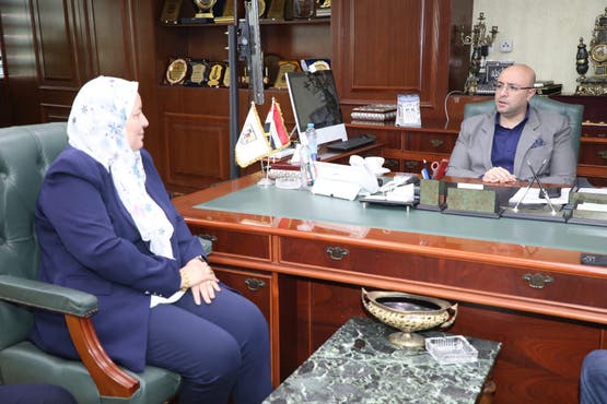 محافظ بني سويف مع وكيلة الوزارة
