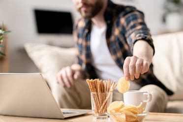 تناول الوجبات الخفيفة طول اليوم - تعبيرية من آيستوك