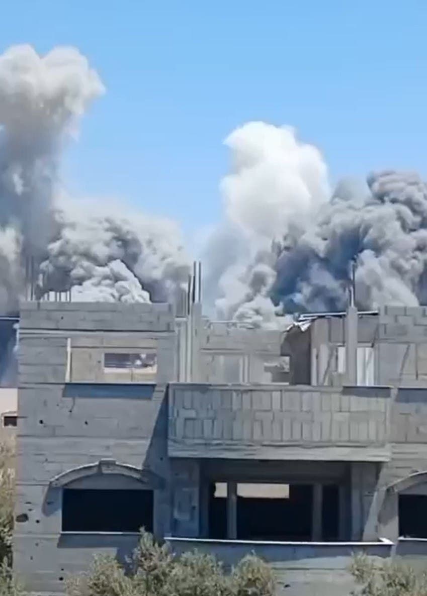 لحظة قيام الجيش الاسرائيلي بقصف مربع سكني شمال مخيم البريج وسط قطاع غزة لحظة قيام الجيش الاسرائيلي بقصف مربع سكني شمال مخيم البريج وسط قطاع غزة