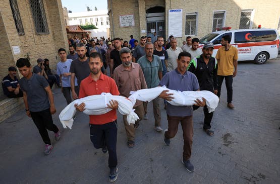مشيعون يحملون جثامين أطفال فلسطينيين قُتلوا في غارة إسرائيلية في غزة في مستشفى الأهلي العربي - رويترز 29 يونيو 2025