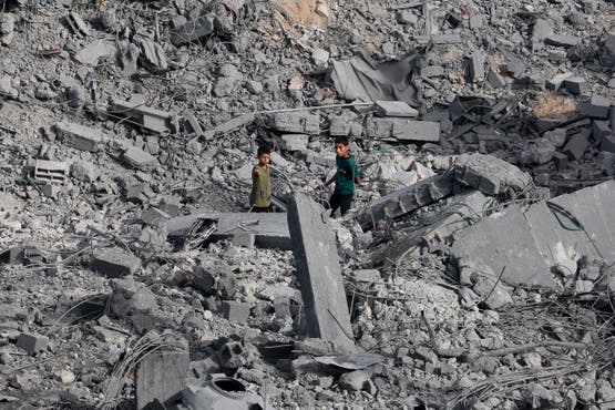 طفلان فلسطينيان وسط الدمار في قطاع غزة - رويترز 1 يولوي 2025