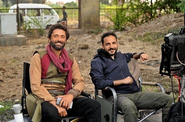 الفنان كريم محمود عبد العزيز مع المخرج بيتر ميمي - من كواليس مسلسل مملكة الحرير