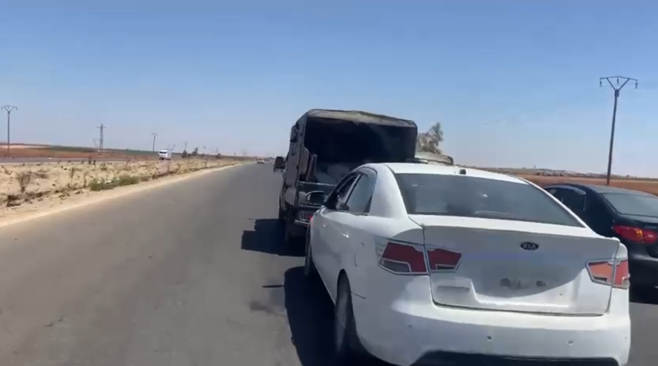 لحظات انسحاب وحدات من الجيش السوري من مواقعها لحظات انسحاب وحدات من الجيش السوري من مواقعها