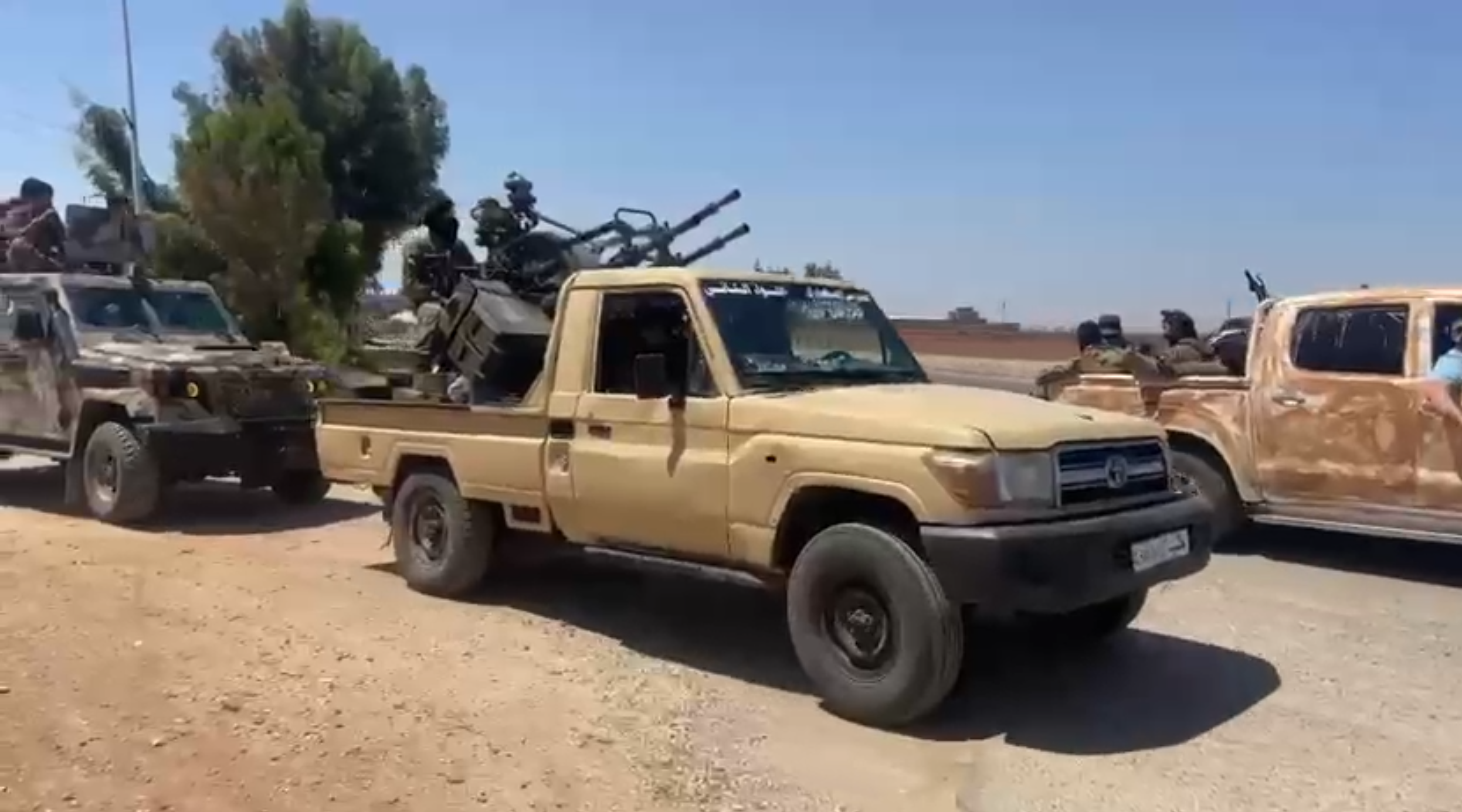 لحظات انسحاب وحدات من الجيش السوري من مواقعها 2 لحظات انسحاب وحدات من الجيش السوري من مواقعها 2
