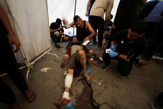 فلسطينيون جرحى في كنيسة غزة يتلقون العلاج بعد تعرض الكنيسة لضربة إسرائيلية - 17 يوليو 2025 رويترز