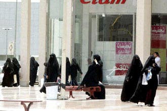 سعوديات يعانين حرجا بالغا من سعودة محلات بيع &quot;الملابس الداخلية&quot;