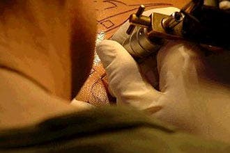 "الوشم" على الجلد ينتشر بين الشباب والشابات في السعودية