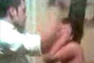 التحقيق في فيديو يظهر شرطيا مصريا مزعوما يعري فتاة بالكامل