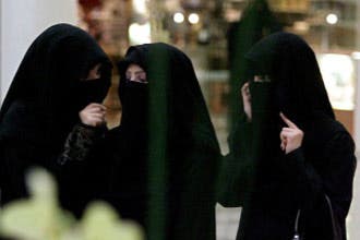 فتيات سعوديات يكسرن &quot;حاجز المحرمات&quot; عبر تقنية &quot;البلوتوث&quot;