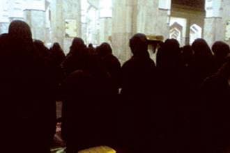 Saudi women beat peeping-Toms at mosque