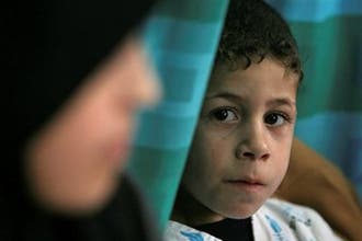 أمهات فلسطينيات يطلبن منع بث صور الجثث والأشلاء في الفضائيات
