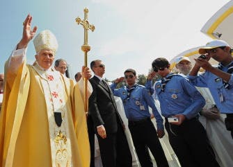 Pope calls for courage among Mideast Christians