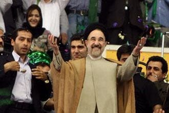 خاتمي يدعو الإيرانيين إلى التصويت للإصلاحي حسين موسوي