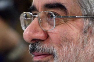 موسوي يواصل انتقاد خامنئي واعتقال مدير حملته الانتخابية