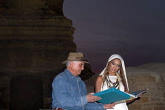 بعد حفلها الأول بمصر.. بيونسيه تزور الأهرامات بملابس كليوباترا