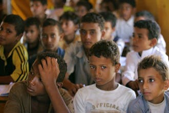 حقوقيون: الحوثيون يدفعون بالأطفال إلى ميدان المعركة