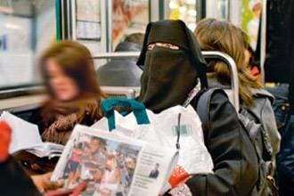 French journalist walks around Paris in face veil