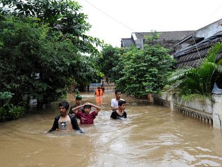 179 killed as Indonesia hit by tsunami & volcano