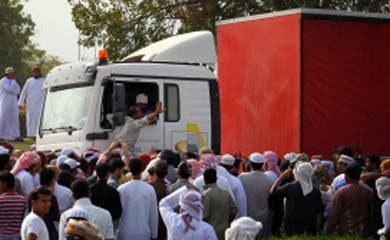 Omanis loot half-burnt supermarket, police stay away