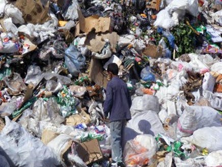 فلسطينيون يبحثون عن لقمة العيش في مكبّ النفايات