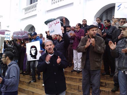 مهن الخطاطين وباعة الصور في المغرب تنتعش بفضل الاحتجاجات