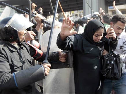 أول حكم بالإعدام ضد شرطي مصري قتل 18 متظاهراً فى &quot;جمعة الغضب&quot;