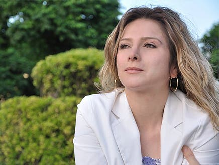 الكاتبة سمر يزبك تخاطب طائفتها العلوية: بشار الأسد قاتل وعائلته طاغية ومجرمة