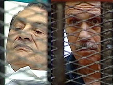 صحيفة تنشر نص حوار هامس في الزنزانة بين مبارك ونجليه والعادلي