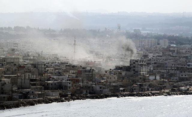 Palestinians flee refugee camp in Latakia under fire from Syrian troops