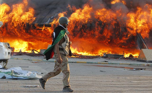 Libya rebels capture Qaddafi’s Tripoli compound, hoist flag &amp; smash statue