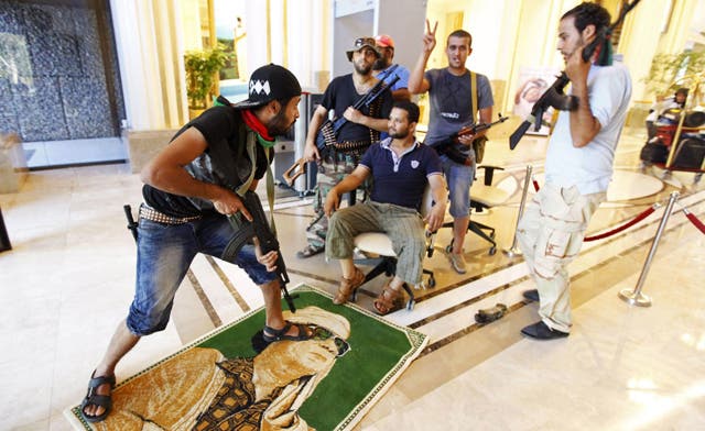 Libya rebels offer $1.6 million for Qaddafi dead or alive as his forces fight back in Tripoli