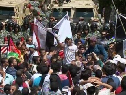 مئات المصريين يتوافدون على السفارة الإسرائيلية في جمعة "طرد السفير"