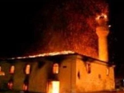مستوطنون إسرائيليون يشعلون النار بمسجد في قرية قصرة شمال الضفة الغربية