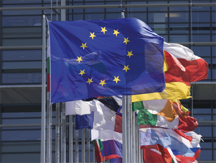 المفوضية الأوروبية تقرّ ضريبة على التحويلات المالية لجني 55 مليار يورو سنوياً