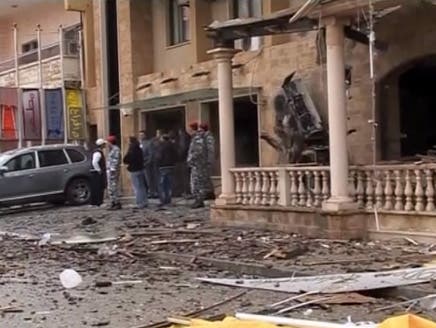 انفجاران متزامنان استهدفا فندقا ومحلا لبيع الخمور في جنوب لبنان