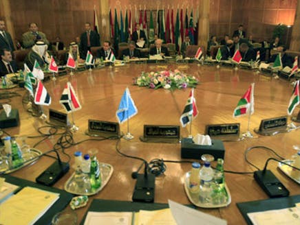 الجامعة العربية تفرض عقوبات على دمشق تشمل منع سفر المسؤولين