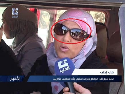 بالصورة.. نظارة امرأة تكشف خداع النظام السوري