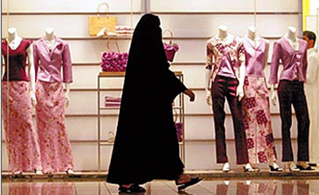 Saudi court overturns circular allowing men and woman to work together in shops