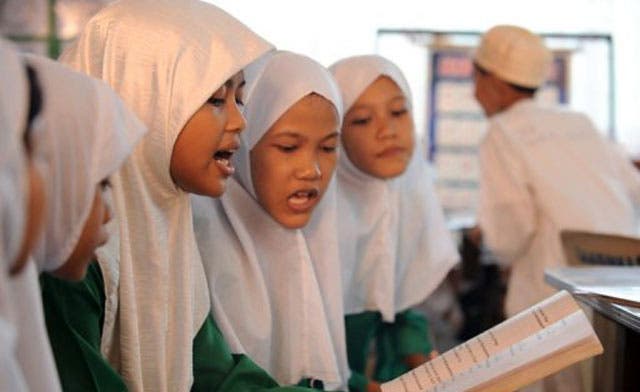 Philippine school bans students from wearing hijab